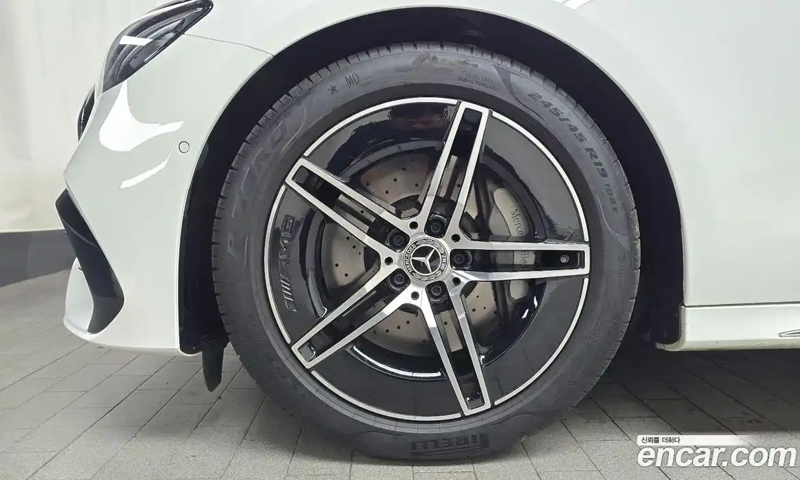 Mercedes-Benz E-Class 2025 2.0 гидро, фото 5