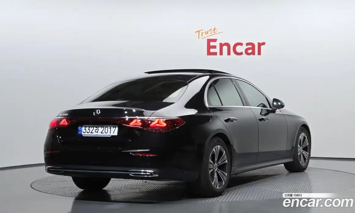 Mercedes-Benz E-Class 2024 2.0 гидро, фото 2