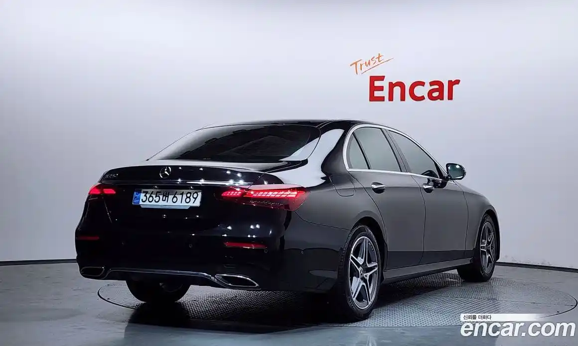 Mercedes-Benz E-Class 2023 2.0 гидро, фото 2
