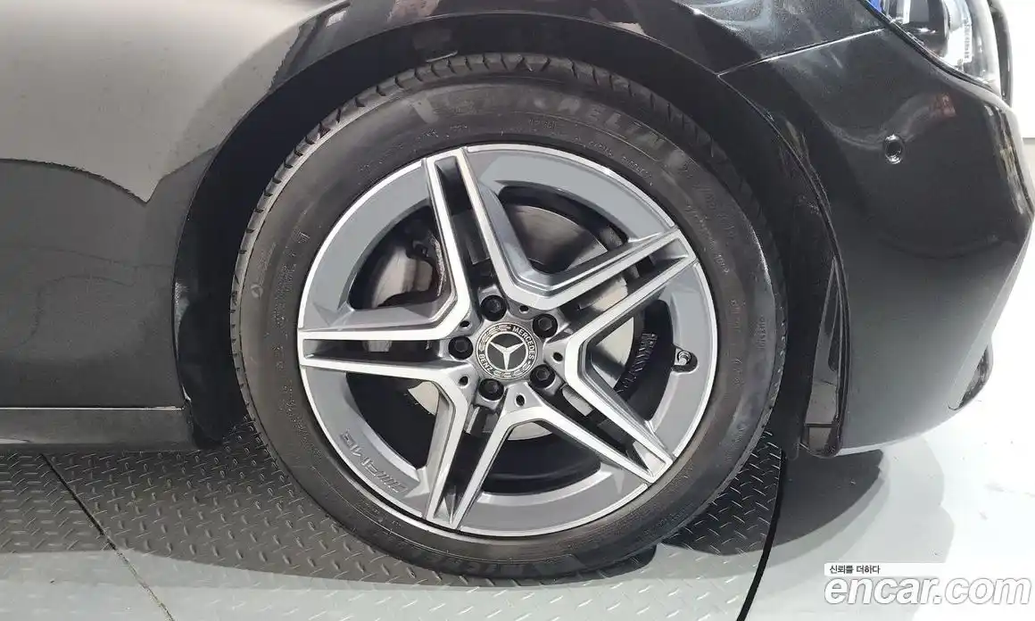 Mercedes-Benz E-Class 2023 2.0 гидро, фото 5