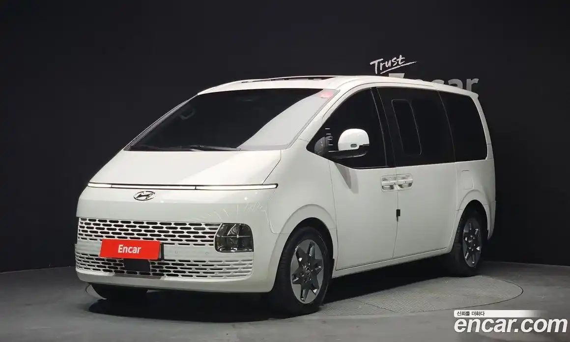 Hyundai Staria 2024 2.2 автомат (гидро), фото 1