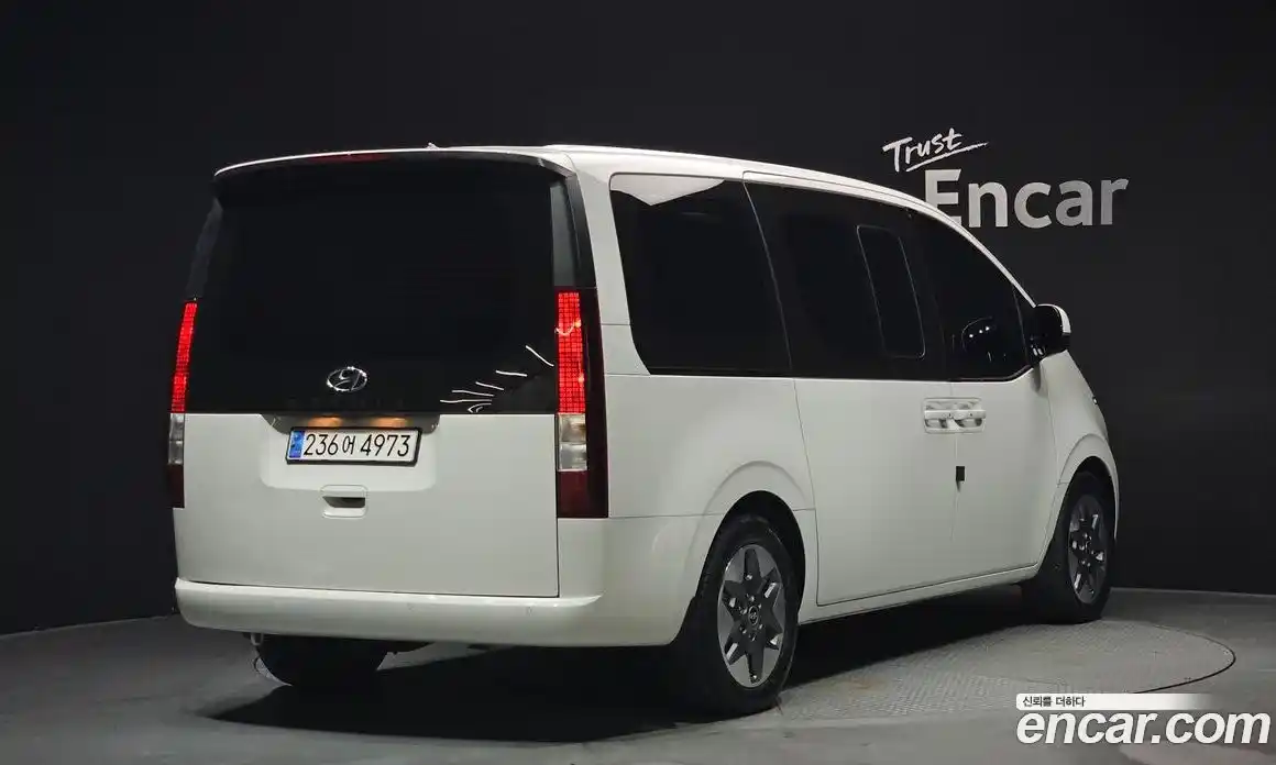 Hyundai Staria 2024 2.2 автомат (гидро), фото 2
