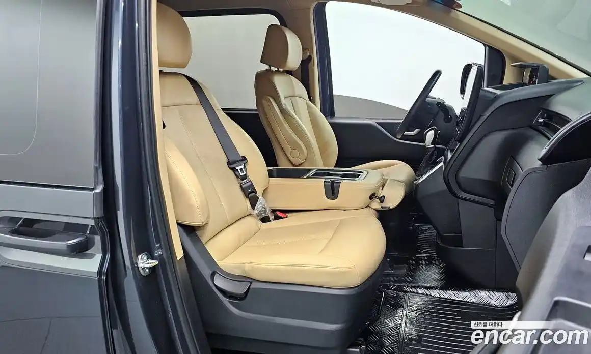 Hyundai Staria 2023 2.2 автомат (гидро), фото 16