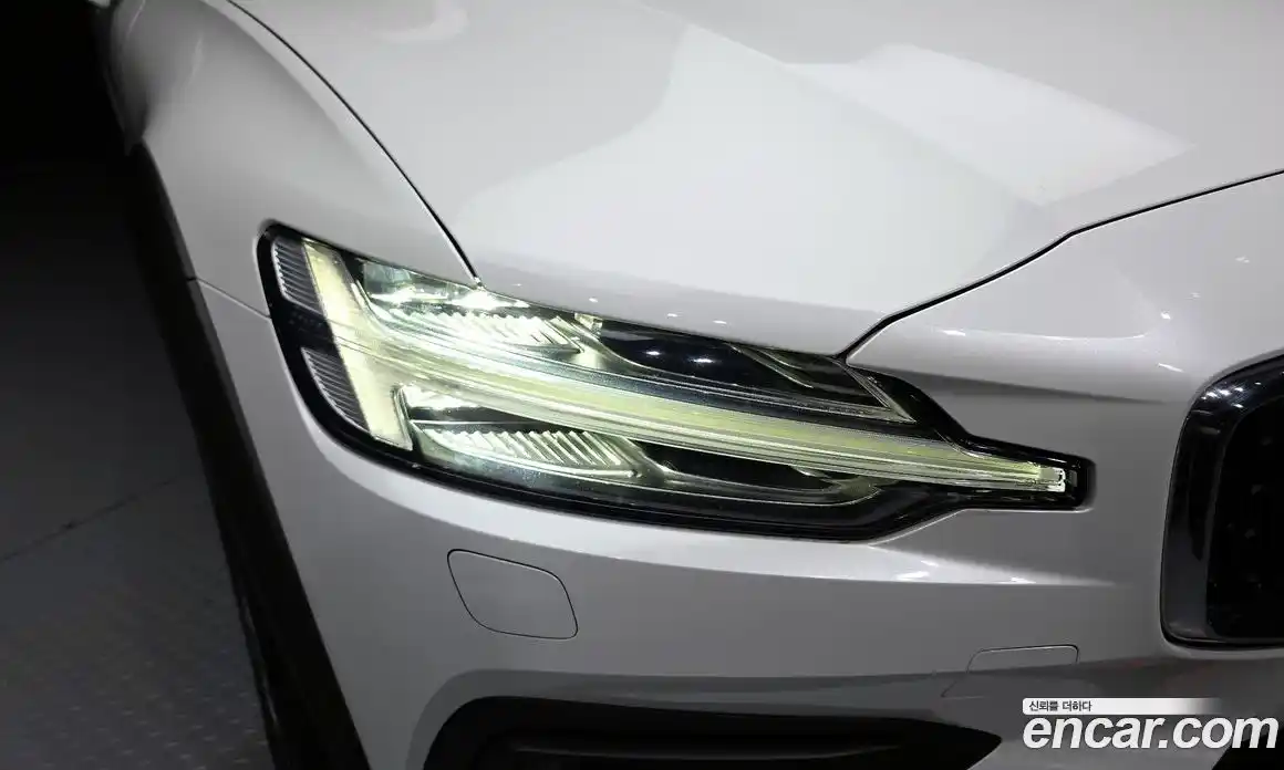 Volvo V60 2020 2.0 автомат (гидро), фото 8
