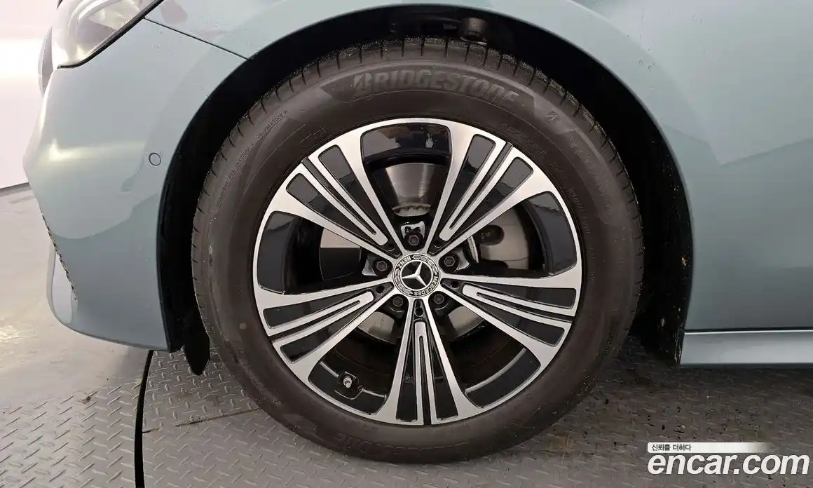 Mercedes-Benz E-Class 2025 2.0 гидро, фото 5