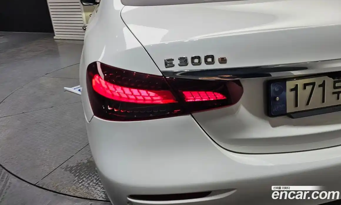 Mercedes-Benz E-Class 2023 2.0 гидро, фото 9