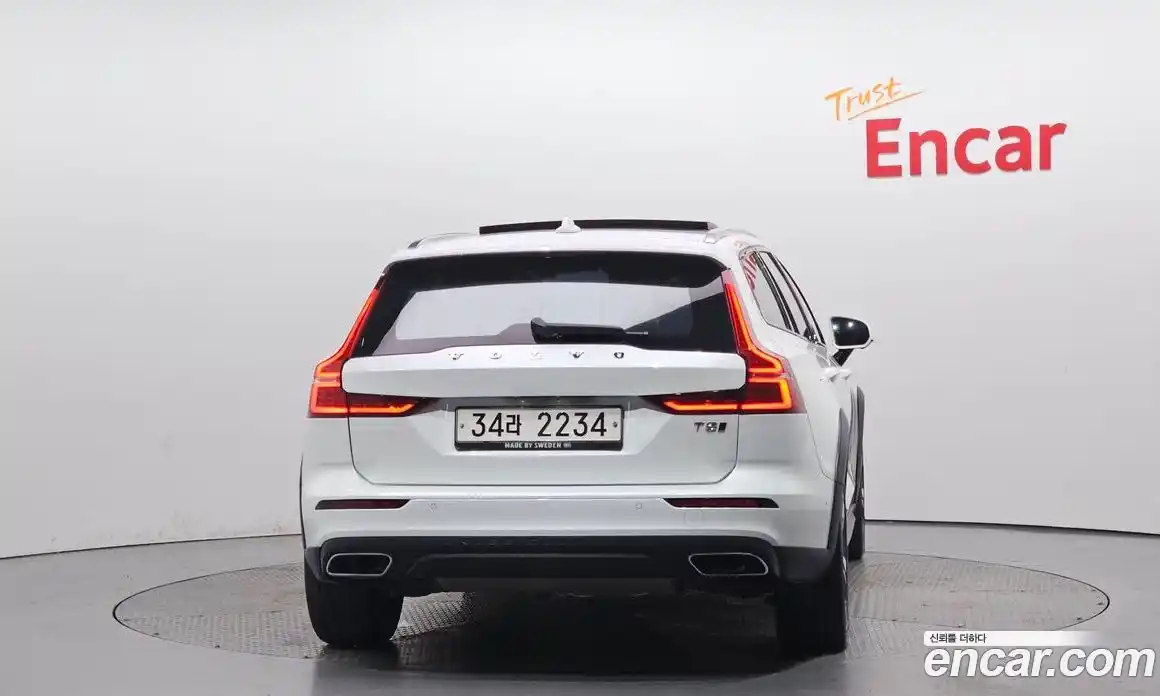 Volvo V60 2019 2.0 автомат (гидро), фото 4