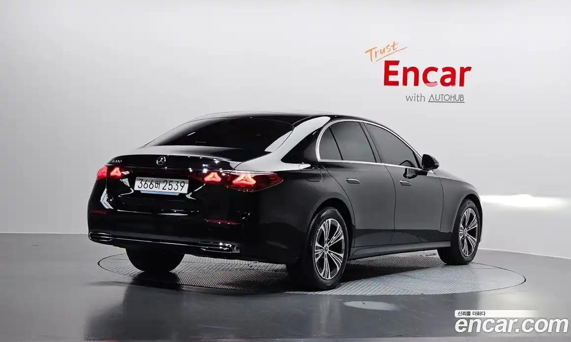 Mercedes-Benz E-Class 2025 2.0 гидро, фото 2