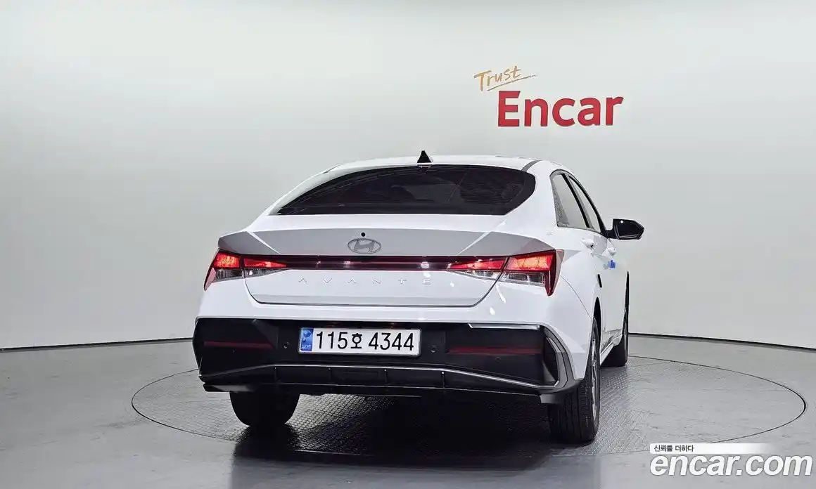 Hyundai Avante 2024 1.6 автомат (гидро), фото 4