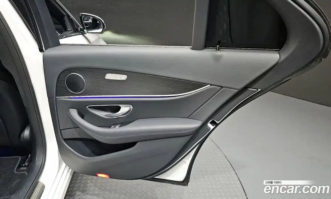 Mercedes-Benz E-Class 2023 2.0 гидро, фото 26