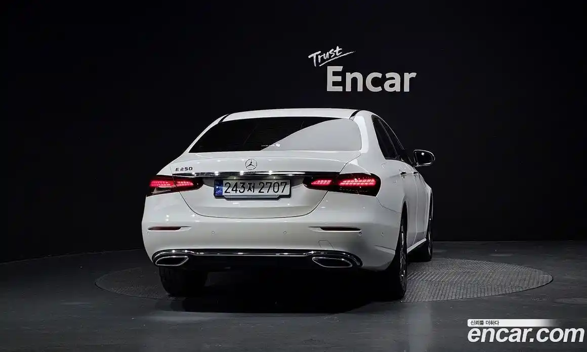 Mercedes-Benz E-Class 2023 2.0 гидро, фото 3
