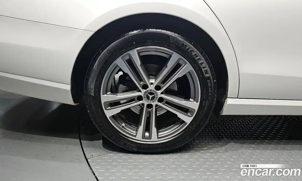 Mercedes-Benz E-Class 2023 2.0 гидро, фото 4