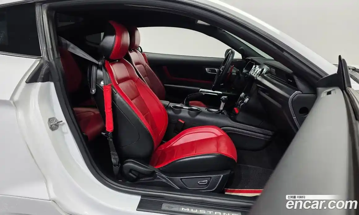 Ford Mustang 2019 2.3 автомат (гидро), фото 17