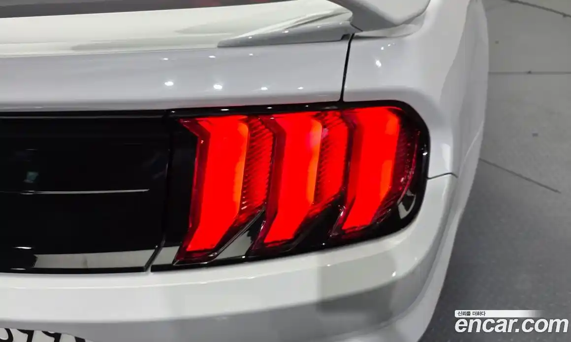 Ford Mustang 2019 2.3 автомат (гидро), фото 9