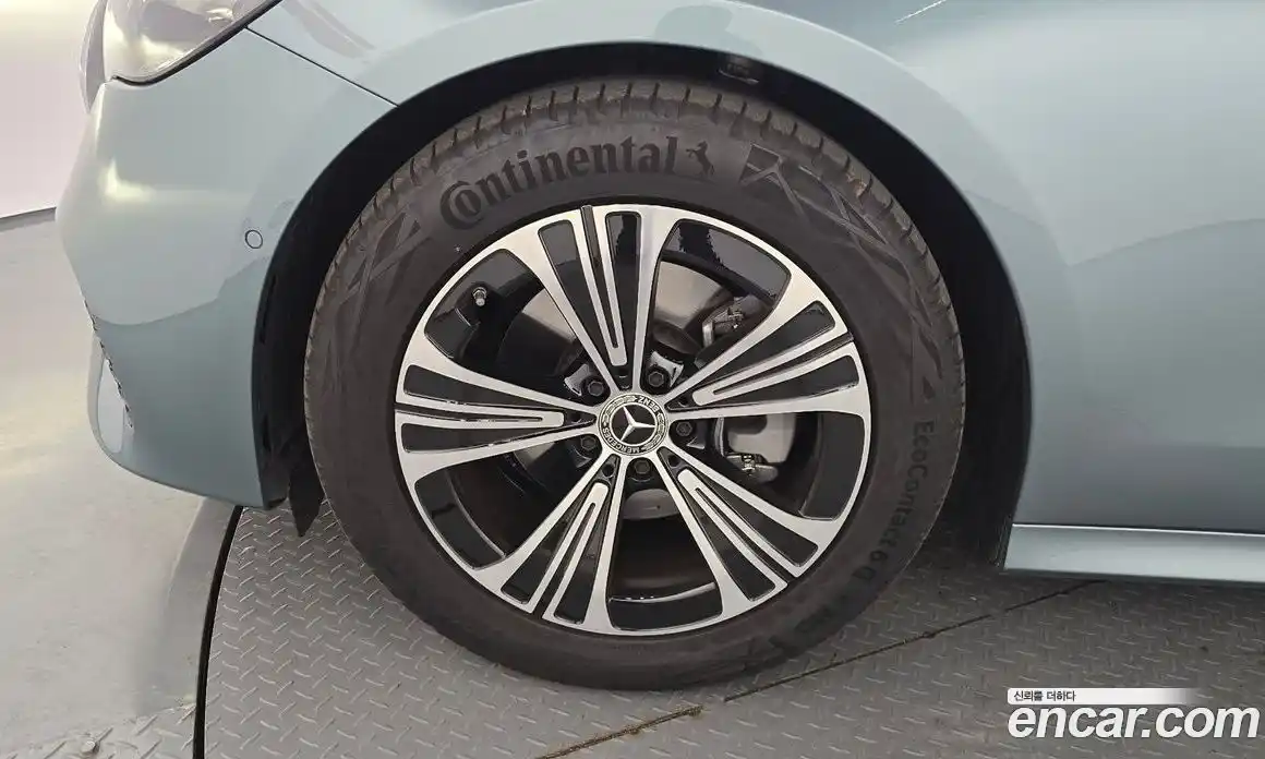 Mercedes-Benz E-Class 2025 2.0 гидро, фото 5