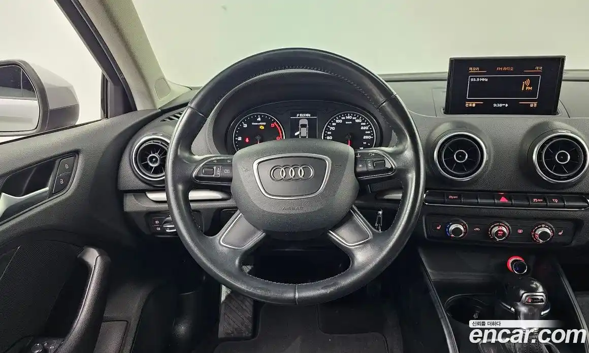 Audi A3 2015 1.6 автомат (гидро), фото 13