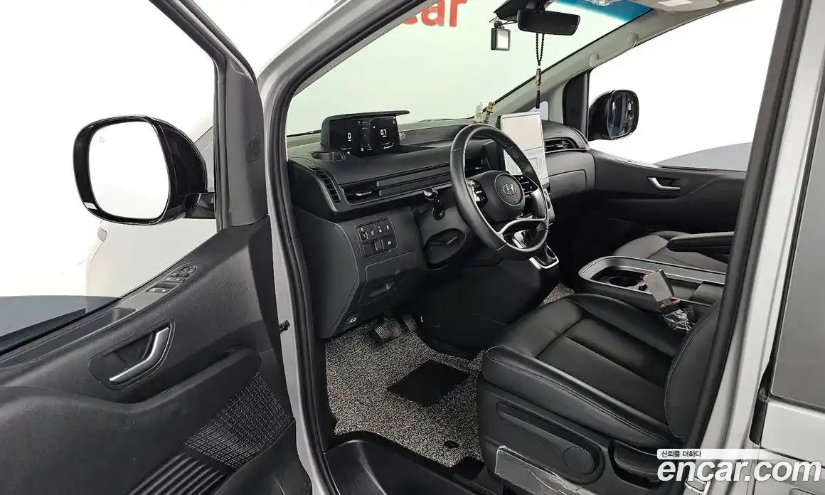 Hyundai Staria 2023 2.2 автомат (гидро), фото 13