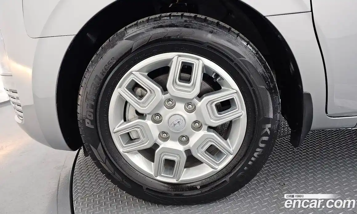 Hyundai Staria 2023 2.2 автомат (гидро), фото 5
