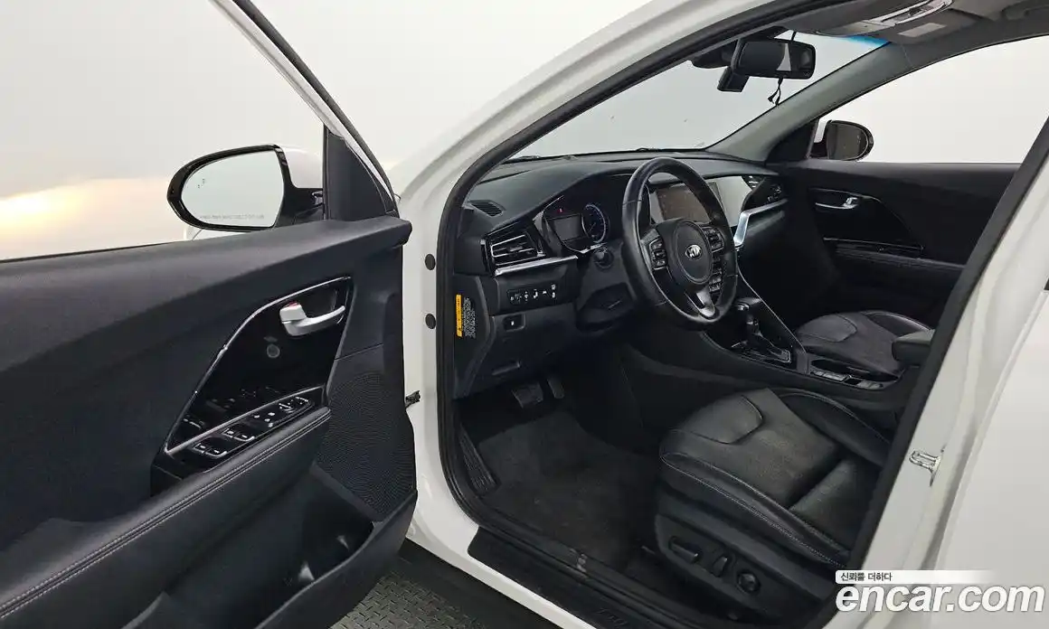 Kia Niro 2021 1.6 автомат (гидро), фото 13