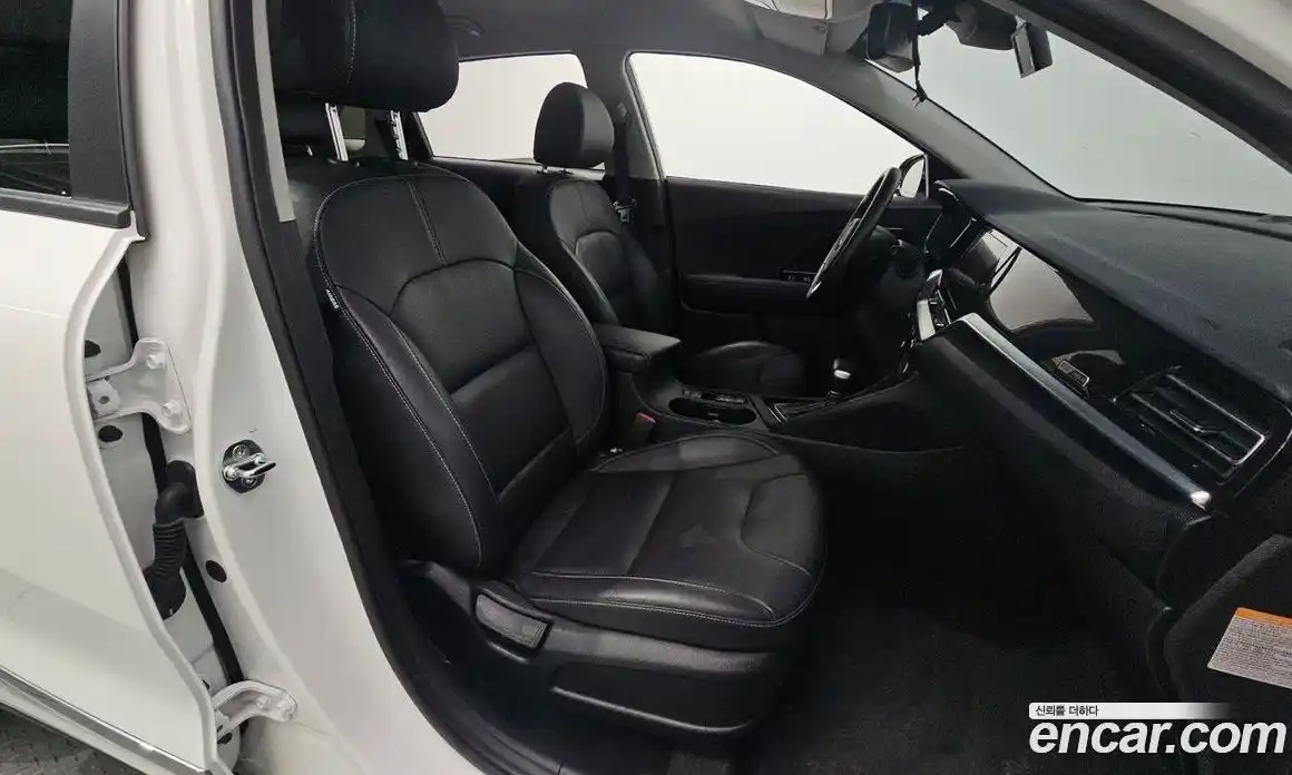 Kia Niro 2021 1.6 автомат (гидро), фото 17
