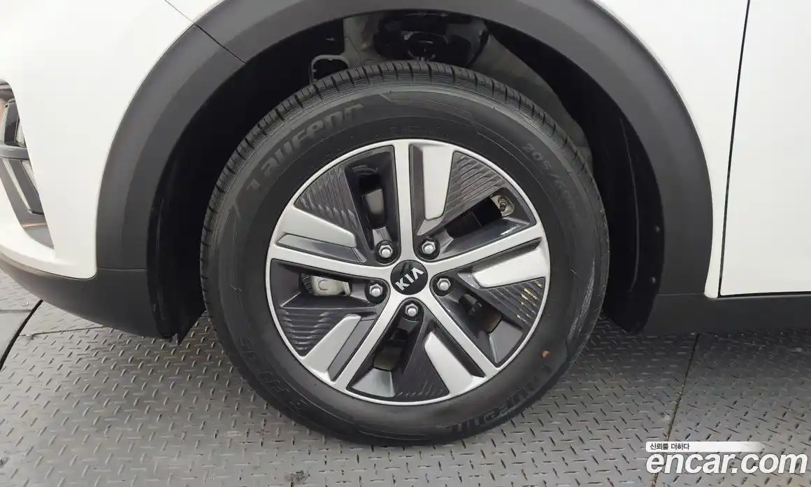 Kia Niro 2021 1.6 автомат (гидро), фото 5