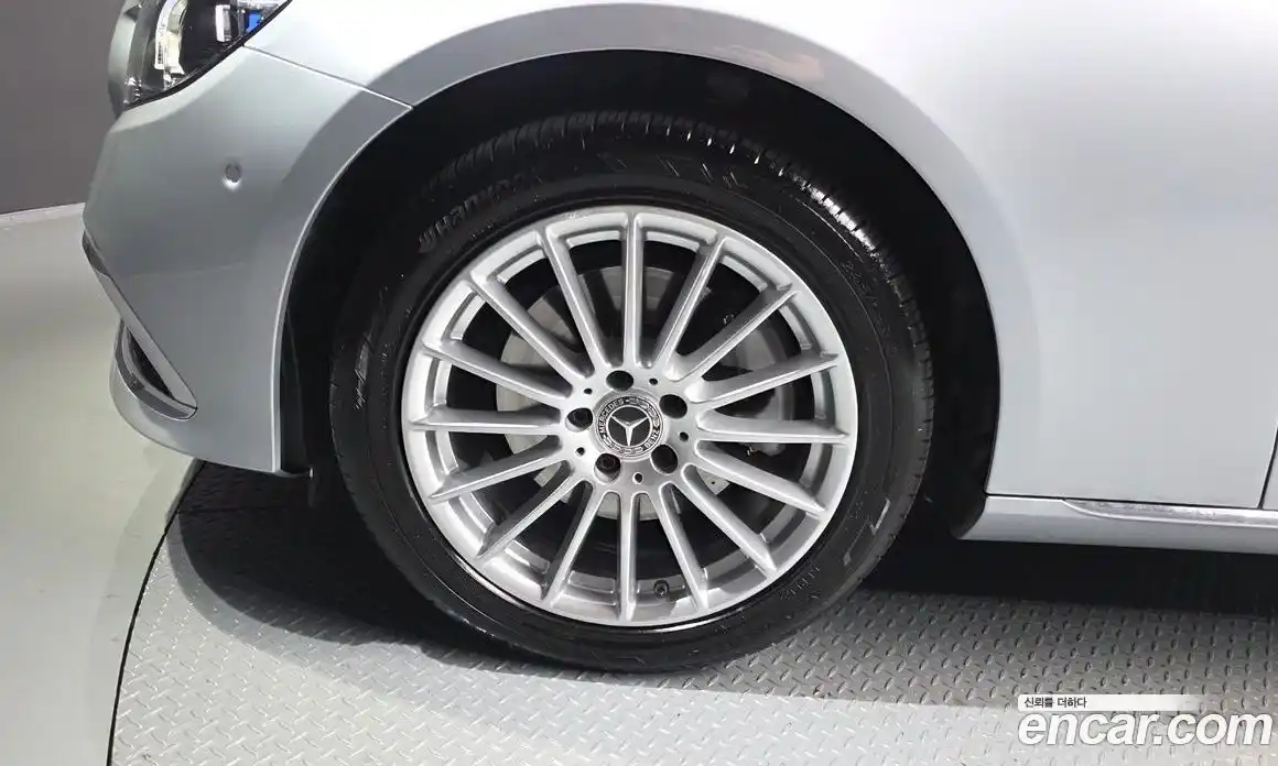 Mercedes-Benz E-Class 2022 2.0 гидро, фото 4