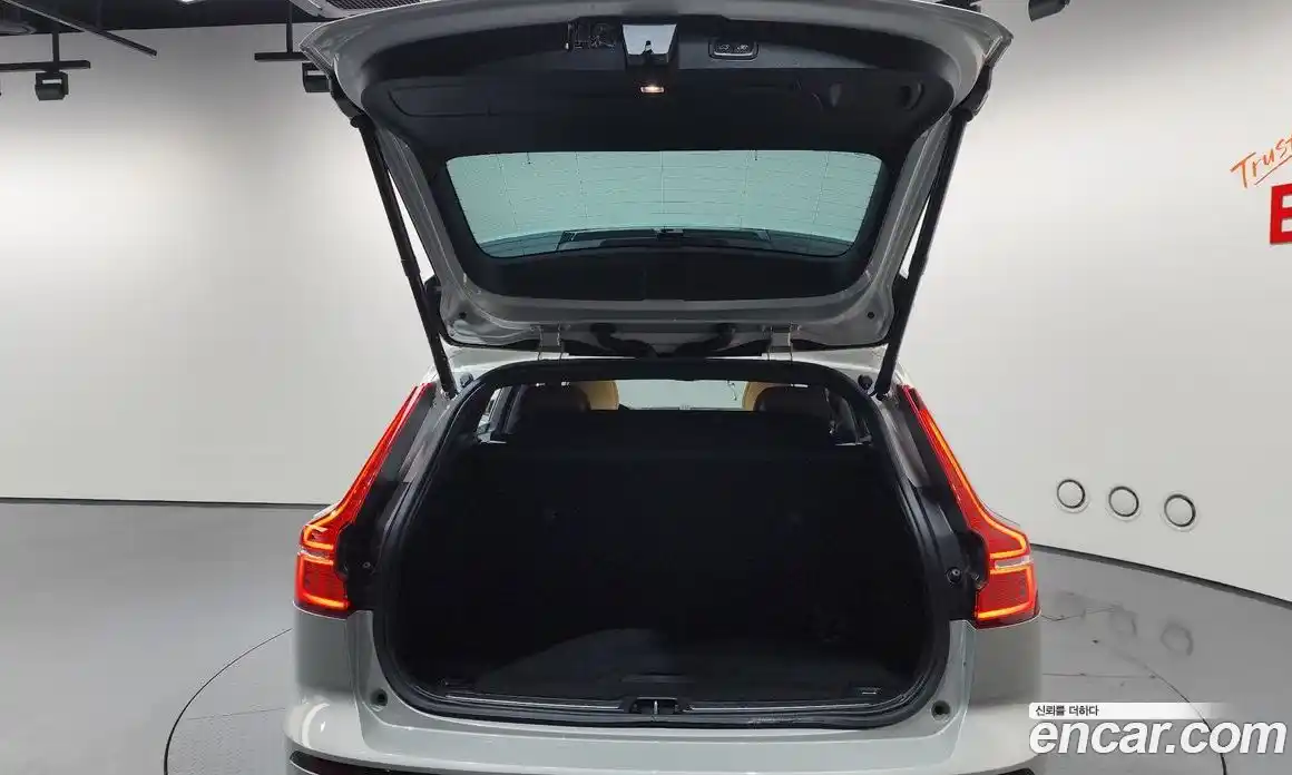 Volvo V60 2021 2.0 автомат (гидро), фото 24