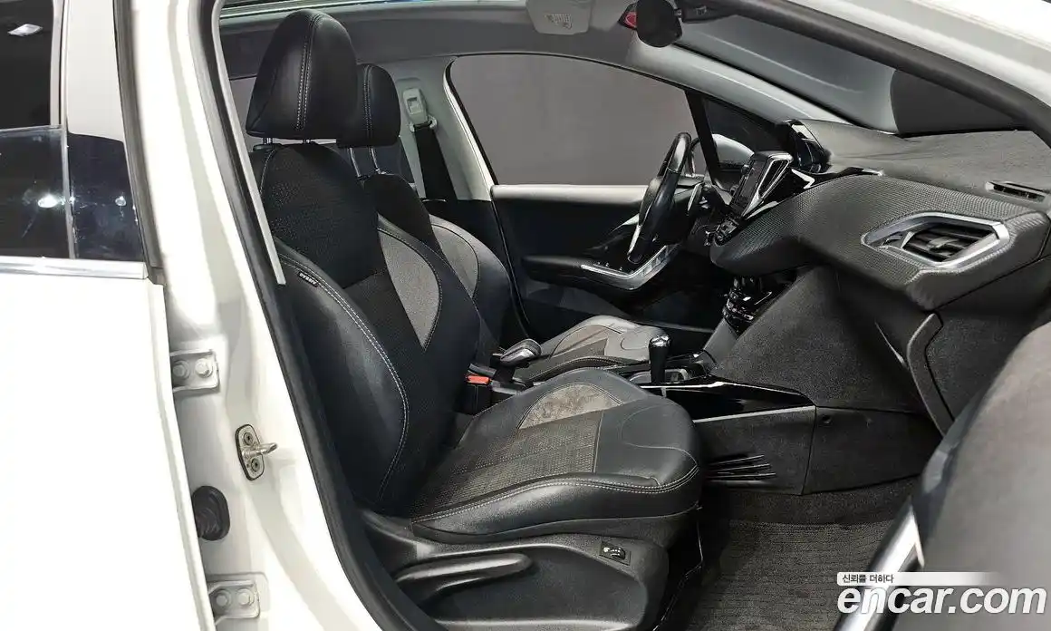 Peugeot 2008 2018 1.6 автомат (гидро), фото 16
