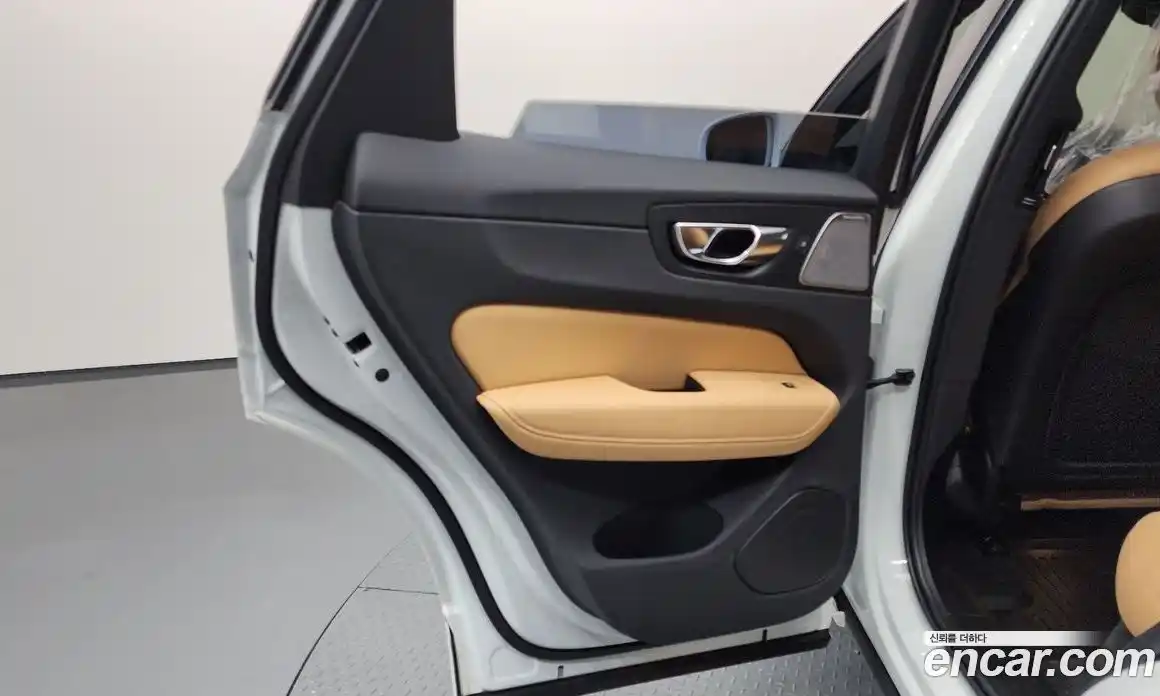 Volvo XC60 2022 2.0 автомат (гидро), фото 15