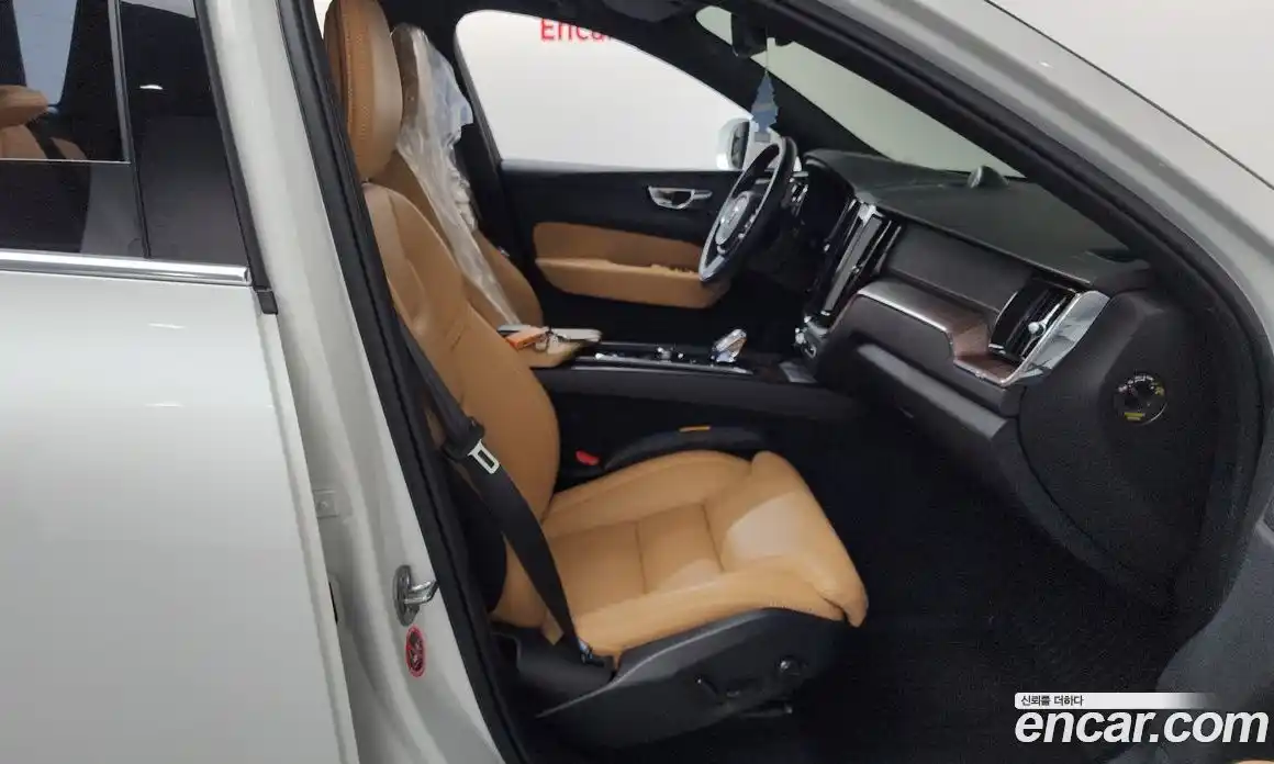 Volvo XC60 2022 2.0 автомат (гидро), фото 16