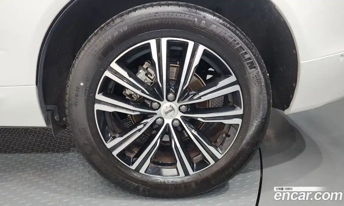 Volvo XC60 2022 2.0 автомат (гидро), фото 7
