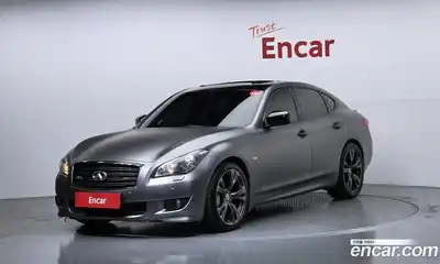 Infiniti M