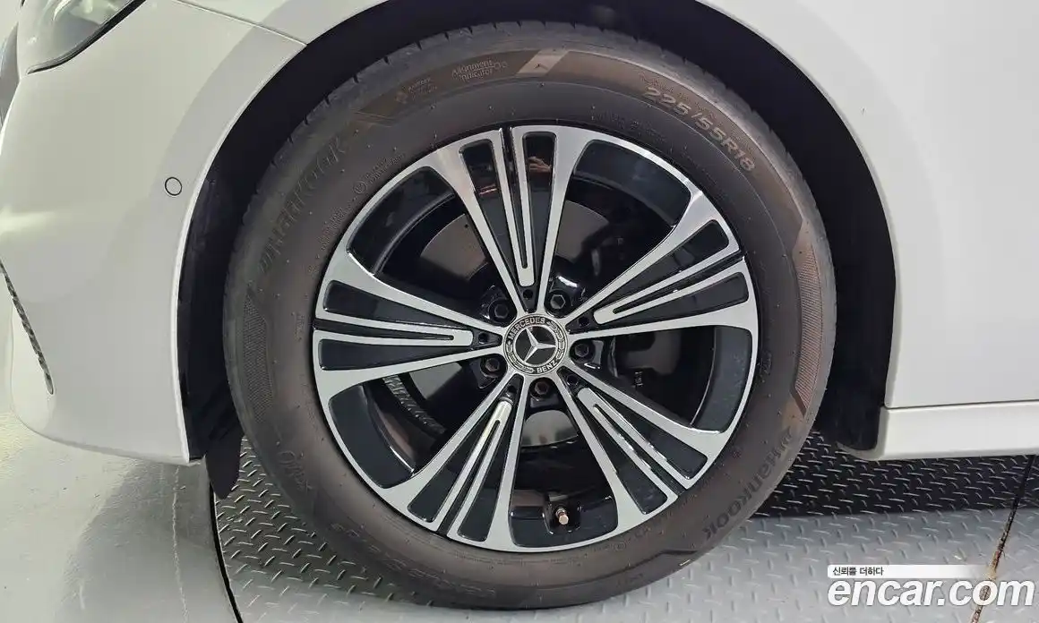 Mercedes-Benz E-Class 2024 2.0 автомат (гидро), фото 5
