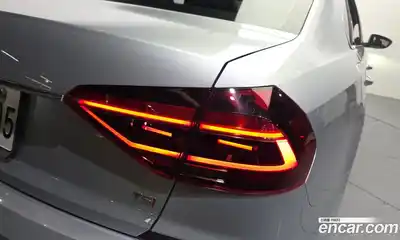 Volkswagen Passat 2018 2.0 автомат (гидро), миниатюра 9