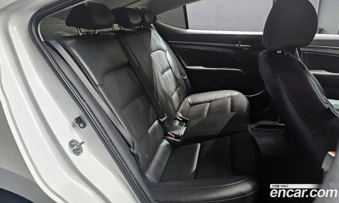 Hyundai Avante 2017 1.6 автомат (гидро), фото 17