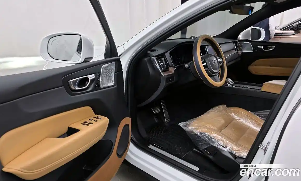 Volvo XC60 2022 2.0 автомат (гидро), фото 13