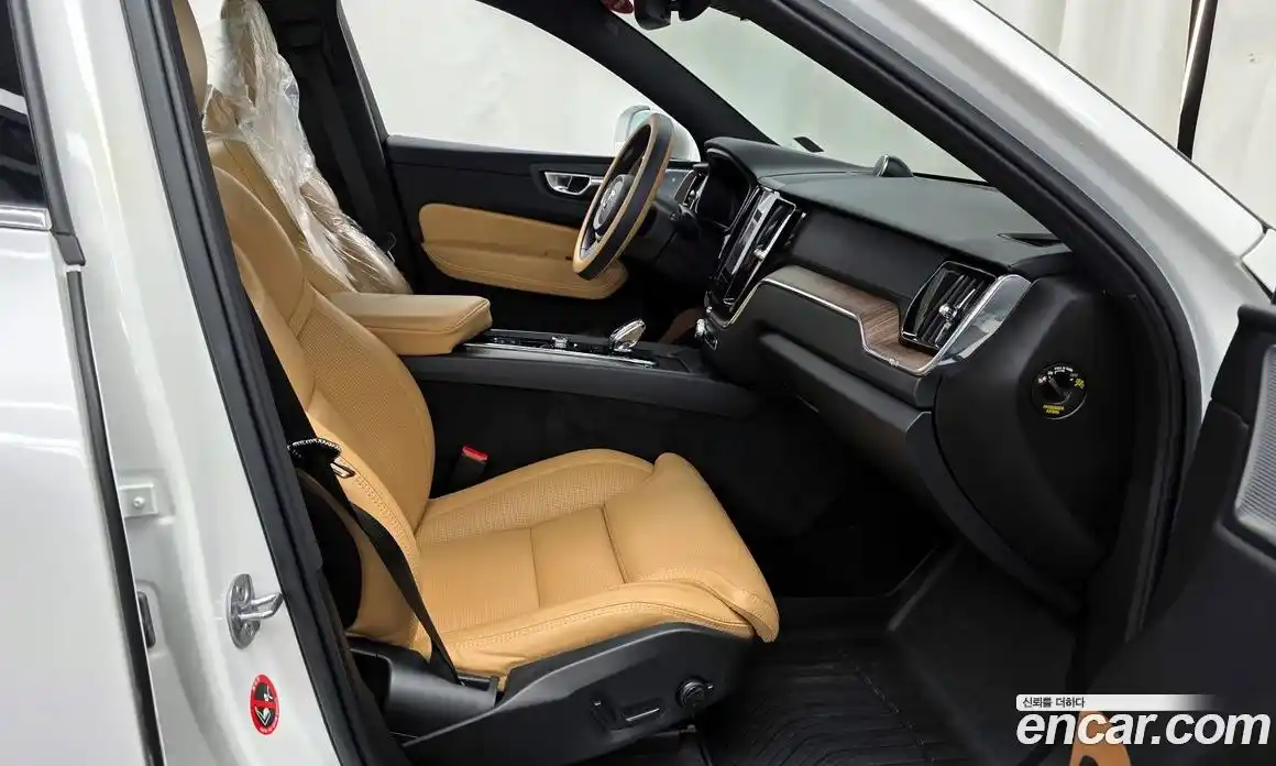 Volvo XC60 2022 2.0 автомат (гидро), фото 17