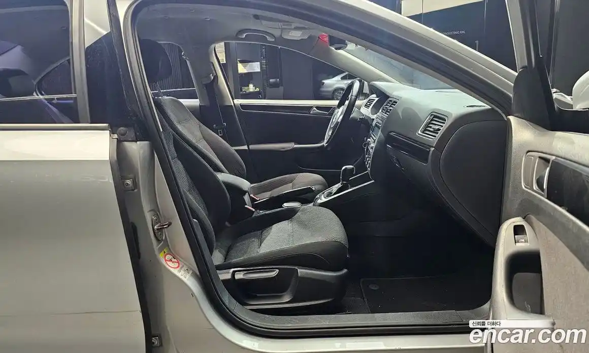 Volkswagen Jetta 2011 1.6 автомат (гидро), фото 11