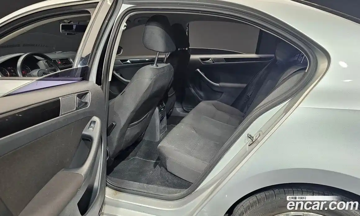 Volkswagen Jetta 2011 1.6 автомат (гидро), фото 13