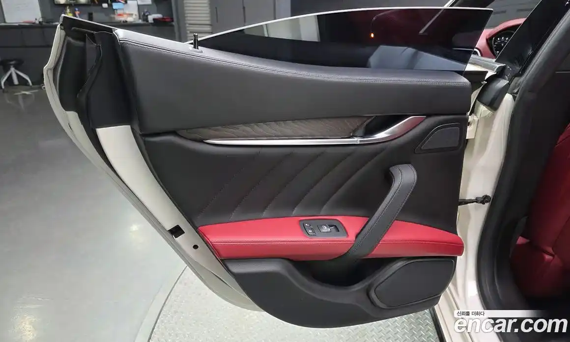 Maserati Ghibli 2019 3.0 гидро, фото 15