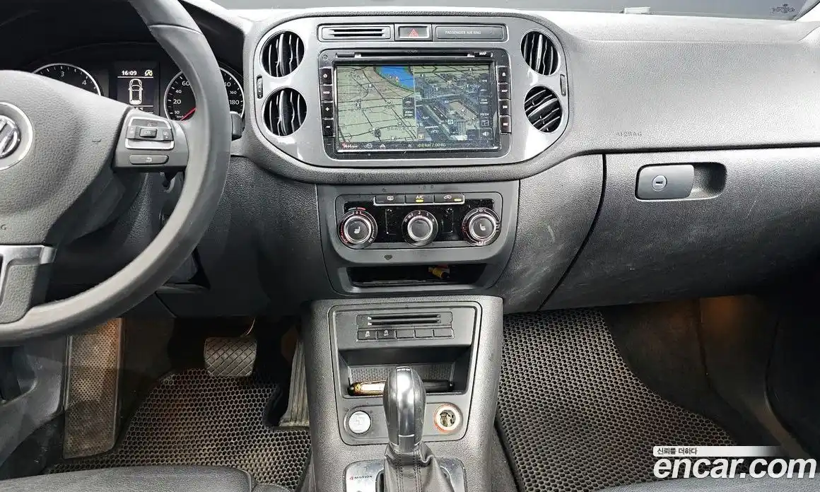 Volkswagen Tiguan 2012 2.0 автомат (гидро), фото 13