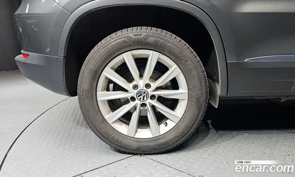 Volkswagen Tiguan 2012 2.0 автомат (гидро), фото 5