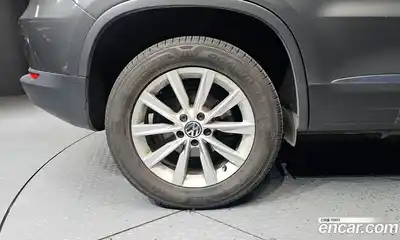 Volkswagen Tiguan 2012 2.0 автомат (гидро), миниатюра 5