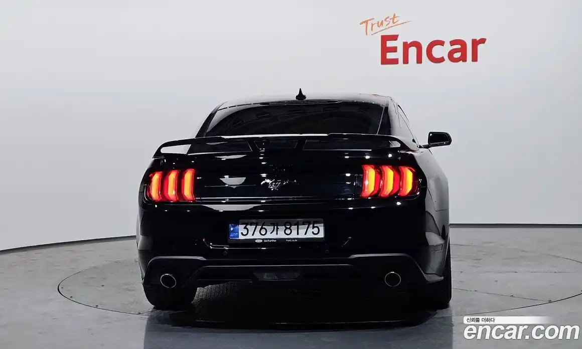 Ford Mustang 2023 2.3 автомат (гидро), фото 4