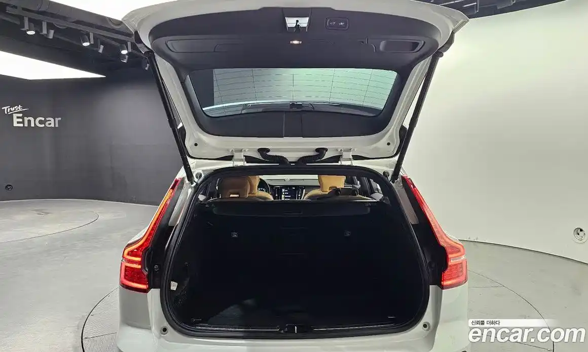 Volvo V60 2021 2.0 автомат (гидро), фото 26