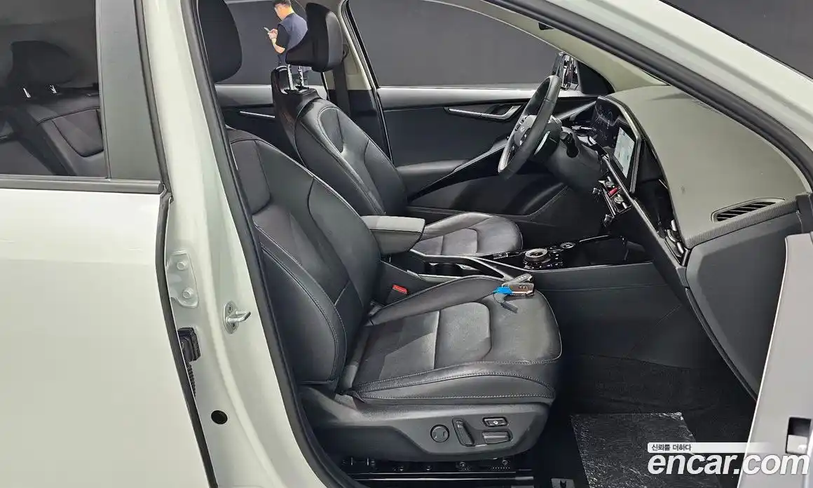 Kia Niro 2022 1.6 автомат (гидро), фото 16