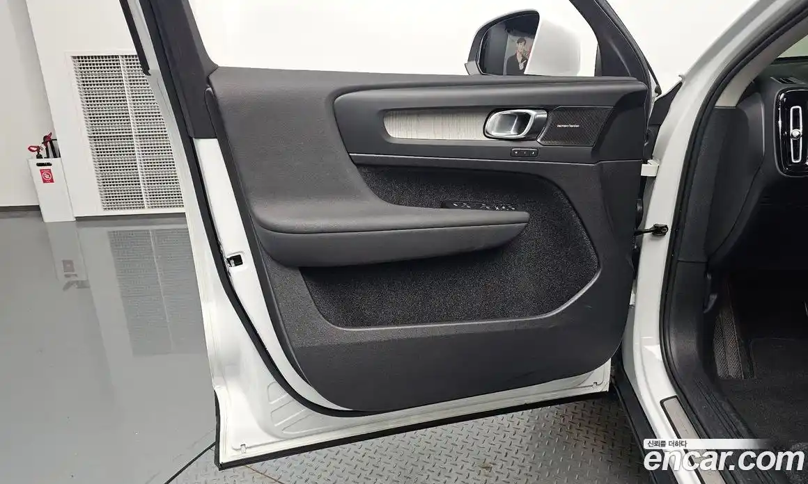 Volvo XC40 2023 2.0 автомат (гидро), фото 13
