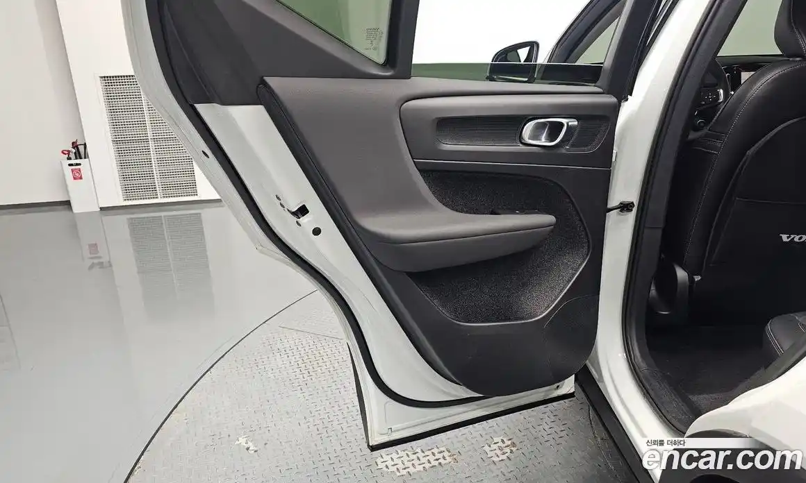 Volvo XC40 2023 2.0 автомат (гидро), фото 14