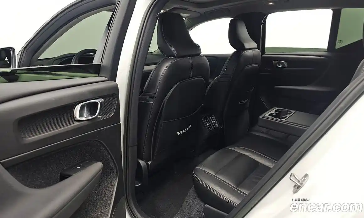 Volvo XC40 2023 2.0 автомат (гидро), фото 15