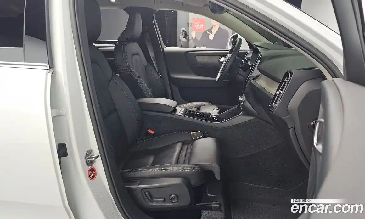 Volvo XC40 2023 2.0 автомат (гидро), фото 16